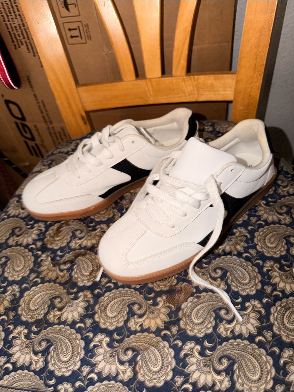 No Boundaries White and Black Low-Top Sneakers